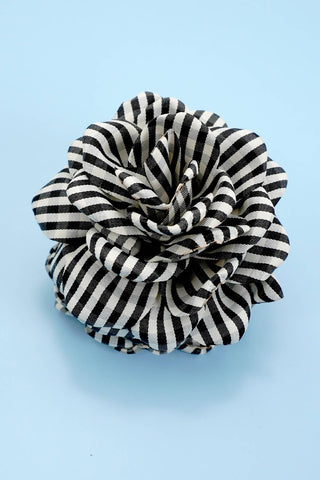 Checker Hair Claw – Fabric Floral Clip for Trendy Hairstyles
